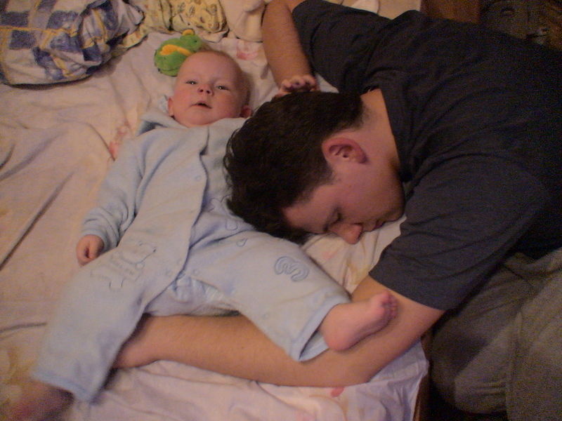 Реально спим с мамой. Спящий отец и младенец. Спящий папа и малыш. Папа укладывает ребенка спать.